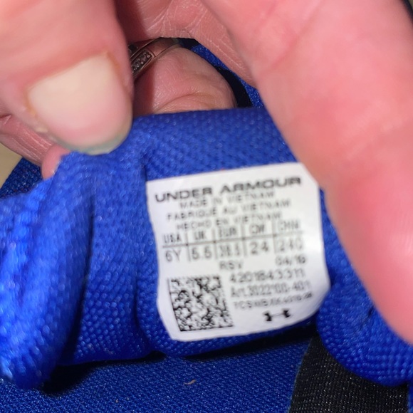 Girl’s Under Armor Assert 8 - Picture 8 of 9